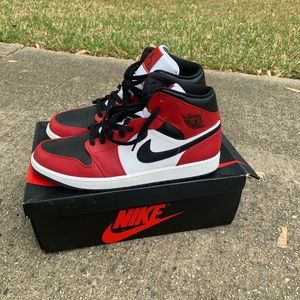 Air Jordan 1 Bred (Mid)